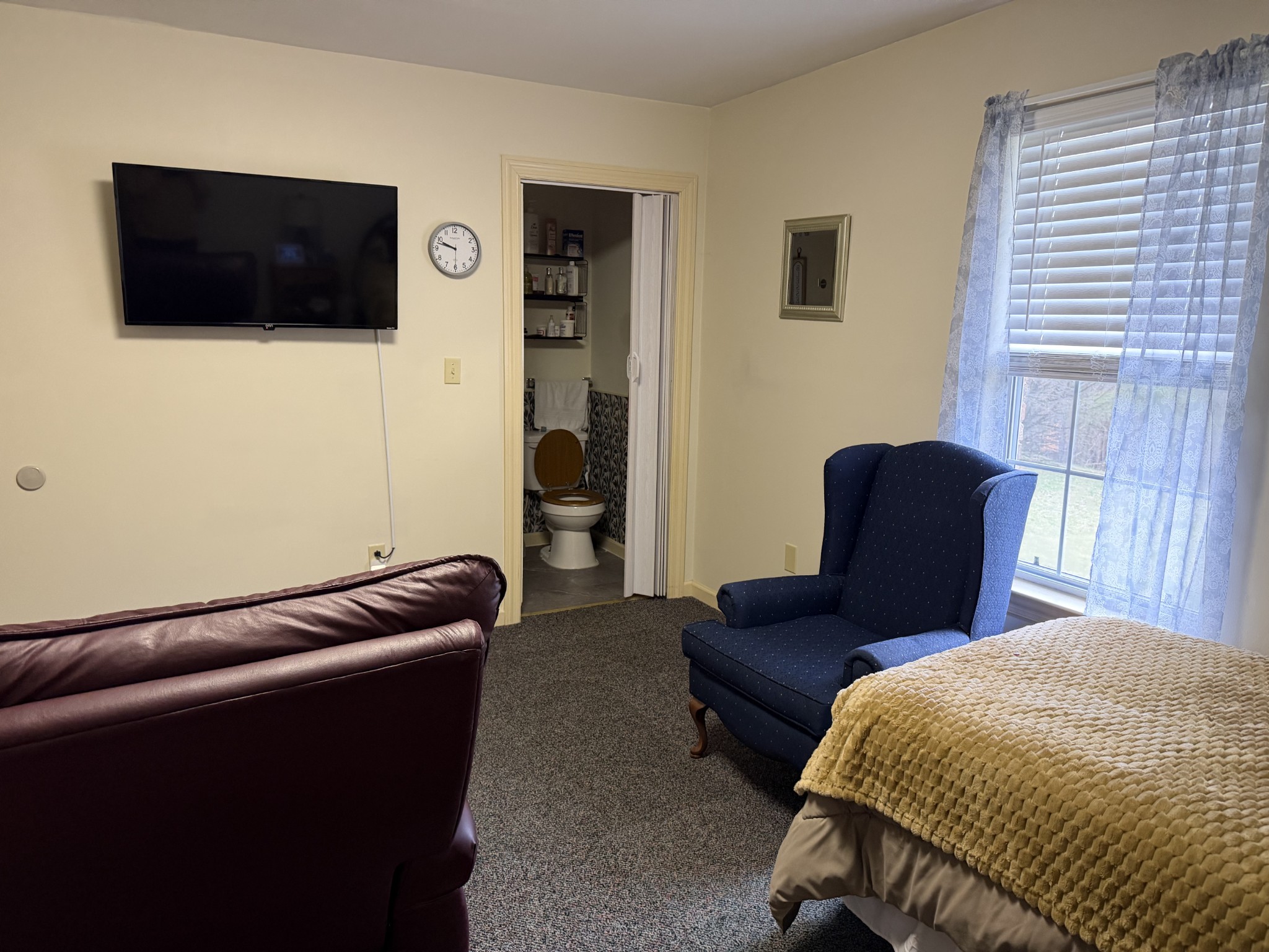 521 Pike Hill Road McMinnville, TN 37110 - Photo 14 of 15 a living room with furniture and a flat screen tv