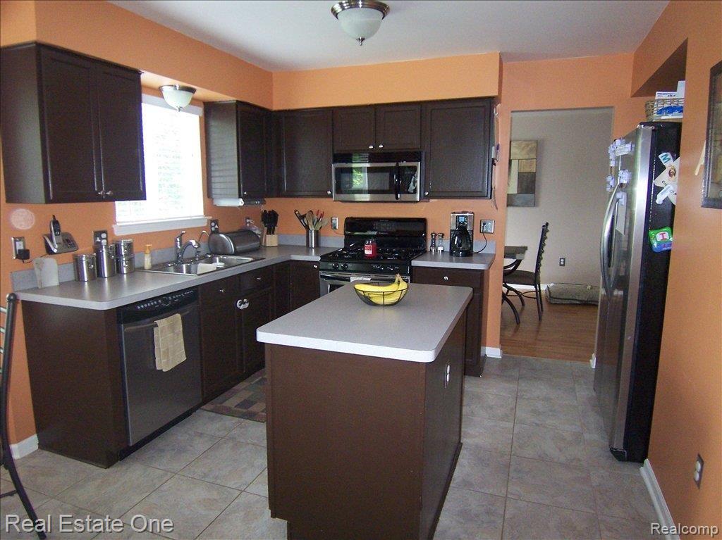 4301 Ridge Court Pinckney, MI 48169 - Photo 7 of 23 Kitchen