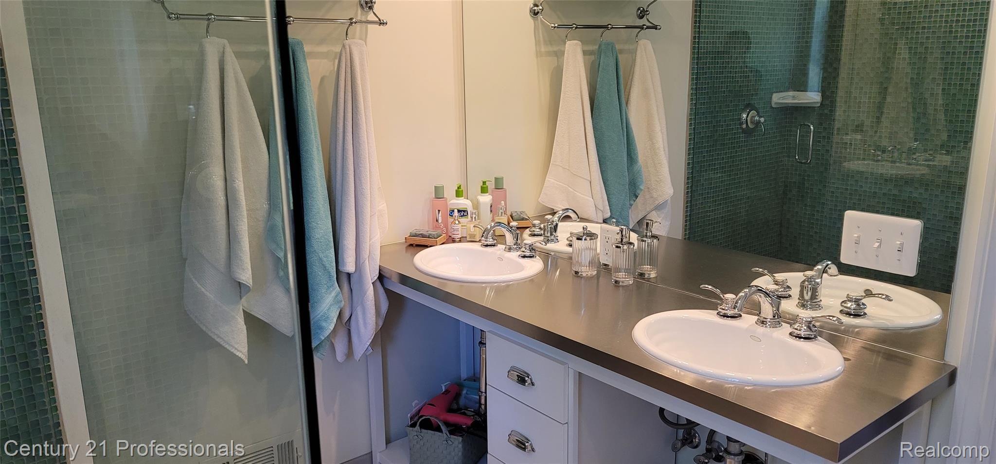1280 West Fairview Lane Rochester, MI 48306 - Photo 27 of 40 Dual Sinks, Stainless Steel Countertops