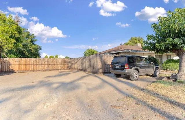 a view of a house with backyard
