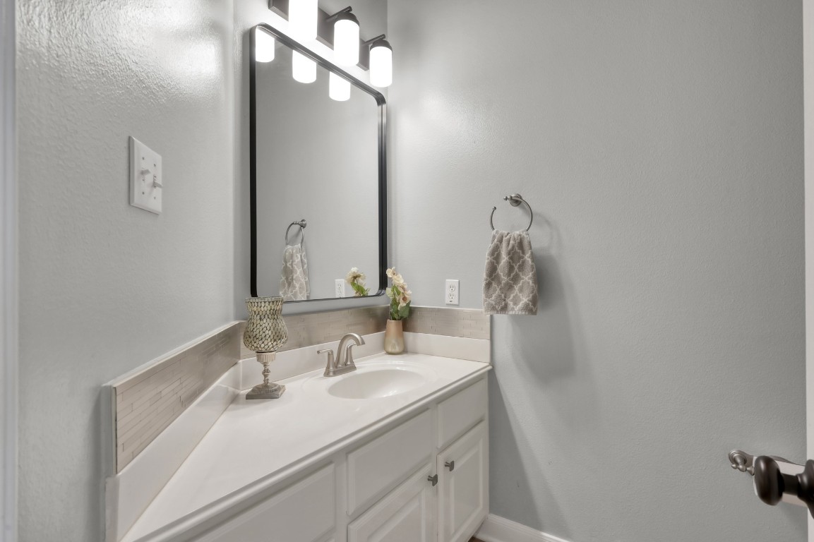 22 Brywood Place Spring, TX 77382 - Photo 16 of 31 Powder room (first floor)