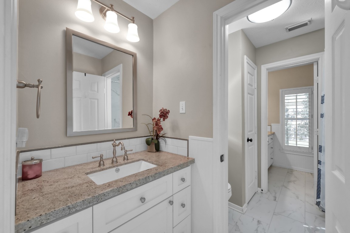 22 Brywood Place Spring, TX 77382 - Photo 21 of 31 Guest bathroom