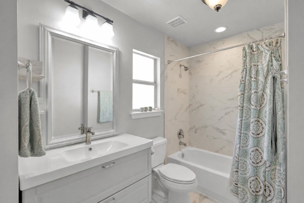 22 Brywood Place Spring, TX 77382 - Photo 25 of 31 Guest bathroom