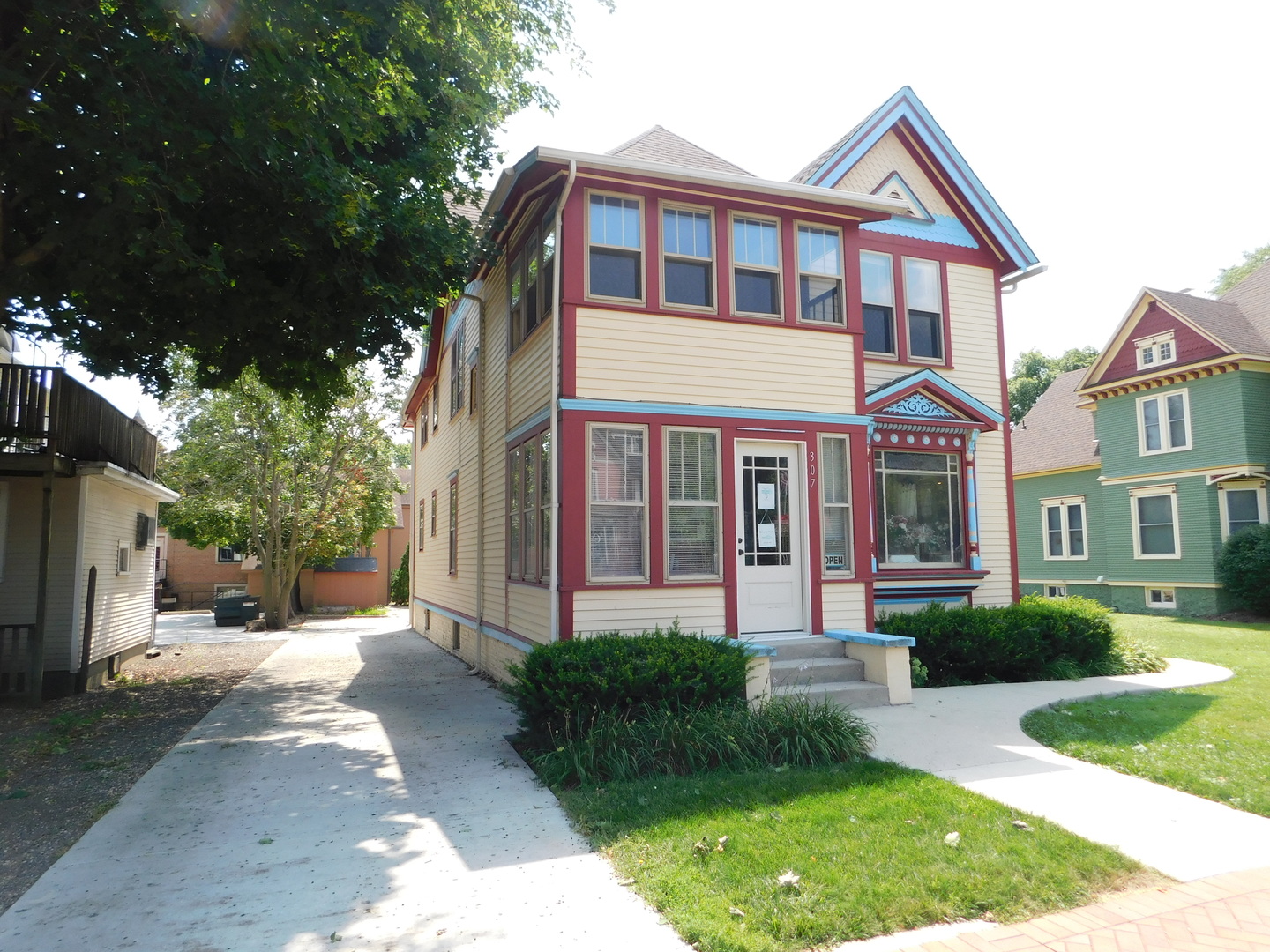 307 South Main Street Algonquin, IL 60102 - Photo 2 of 15 a front view of a house with garden