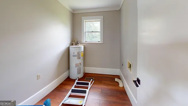 a view of a chandelier in big room and a chandelier
