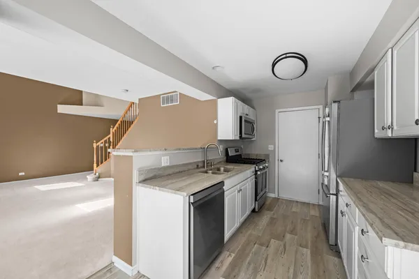 $3,000 | 1165 Windham Lane, Unit 1165, Elk Grove Village, IL 60007