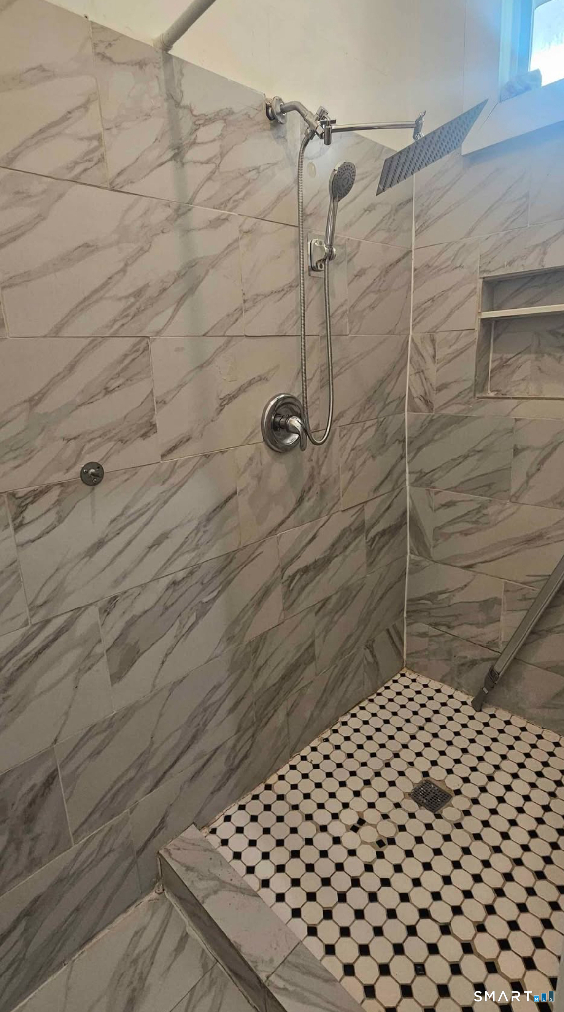 1495 Pembroke Street, Unit 1R Bridgeport, CT 06608 - Photo 2 of 6 a bathroom with a shower