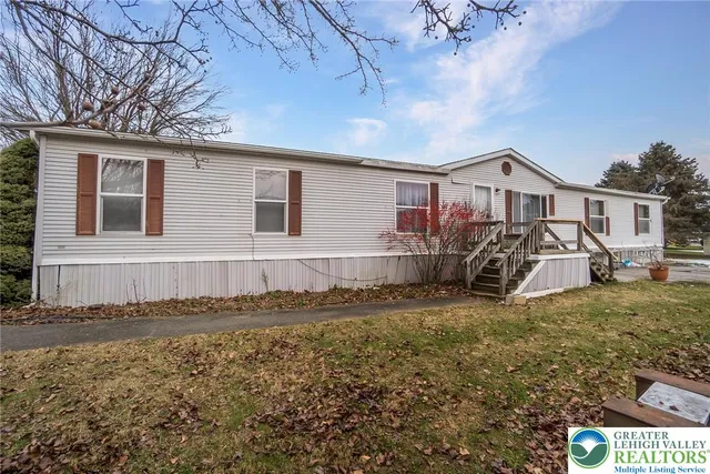 a view of a house with backyard