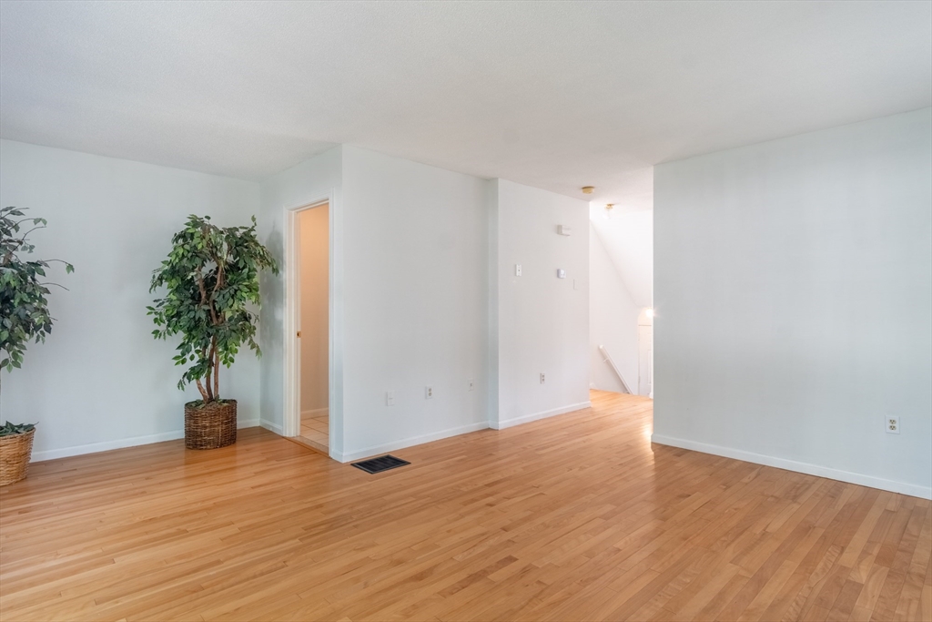 18 Castlegate Drive, Unit D Springfield, MA 01129 - Photo 8 of 28 Gallery Image 8