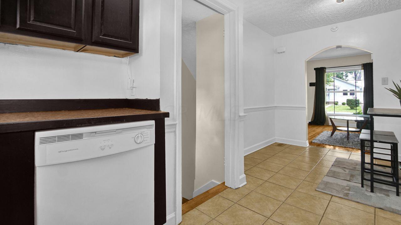 513 Elaine Road Columbus, OH 43213 - Photo 10 of 27 Kitchen open to dining and living room