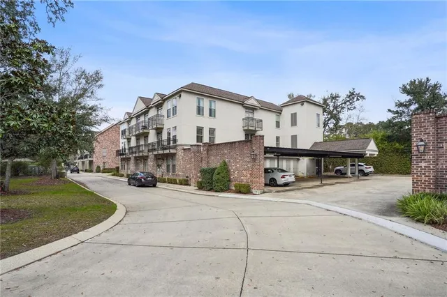 $259,900 | 827 Autumn Place, Unit 203, Mandeville, LA 70471
