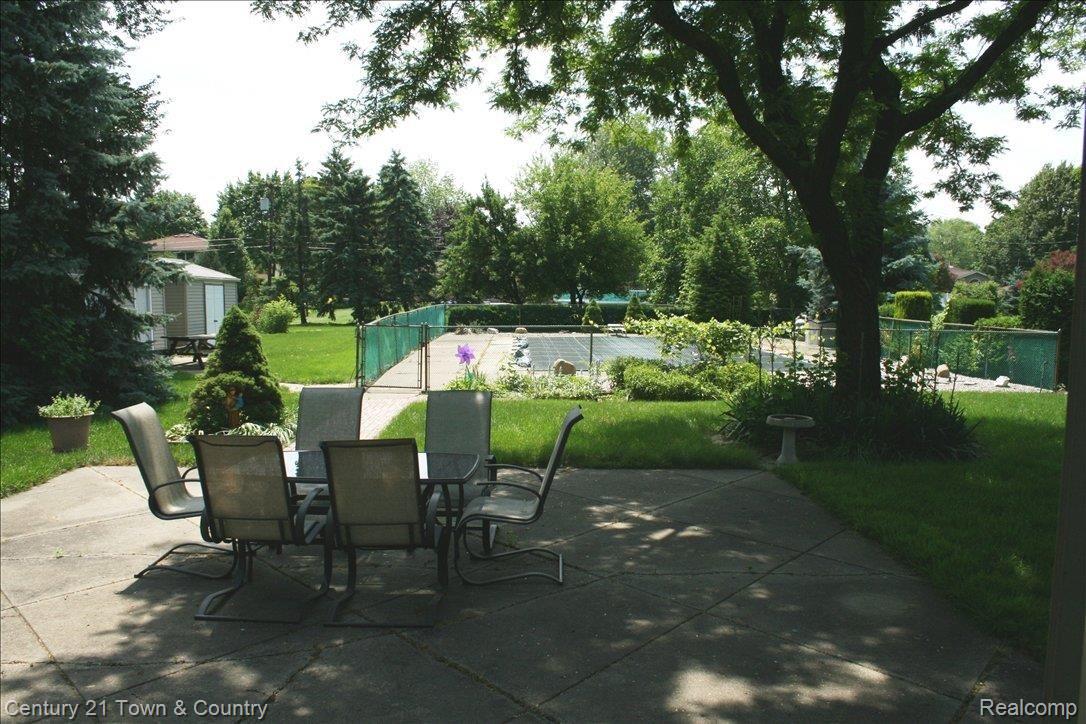 2578 Chicago Road Warren, MI 48092 - Photo 5 of 19 Poolside Patio