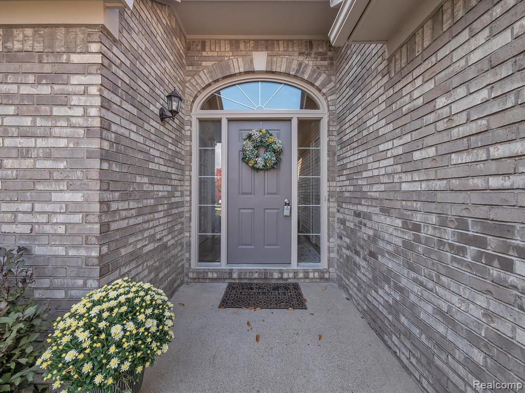 948 Rambling Drive Rochester Hills, MI 48307 - Photo 3 of 40