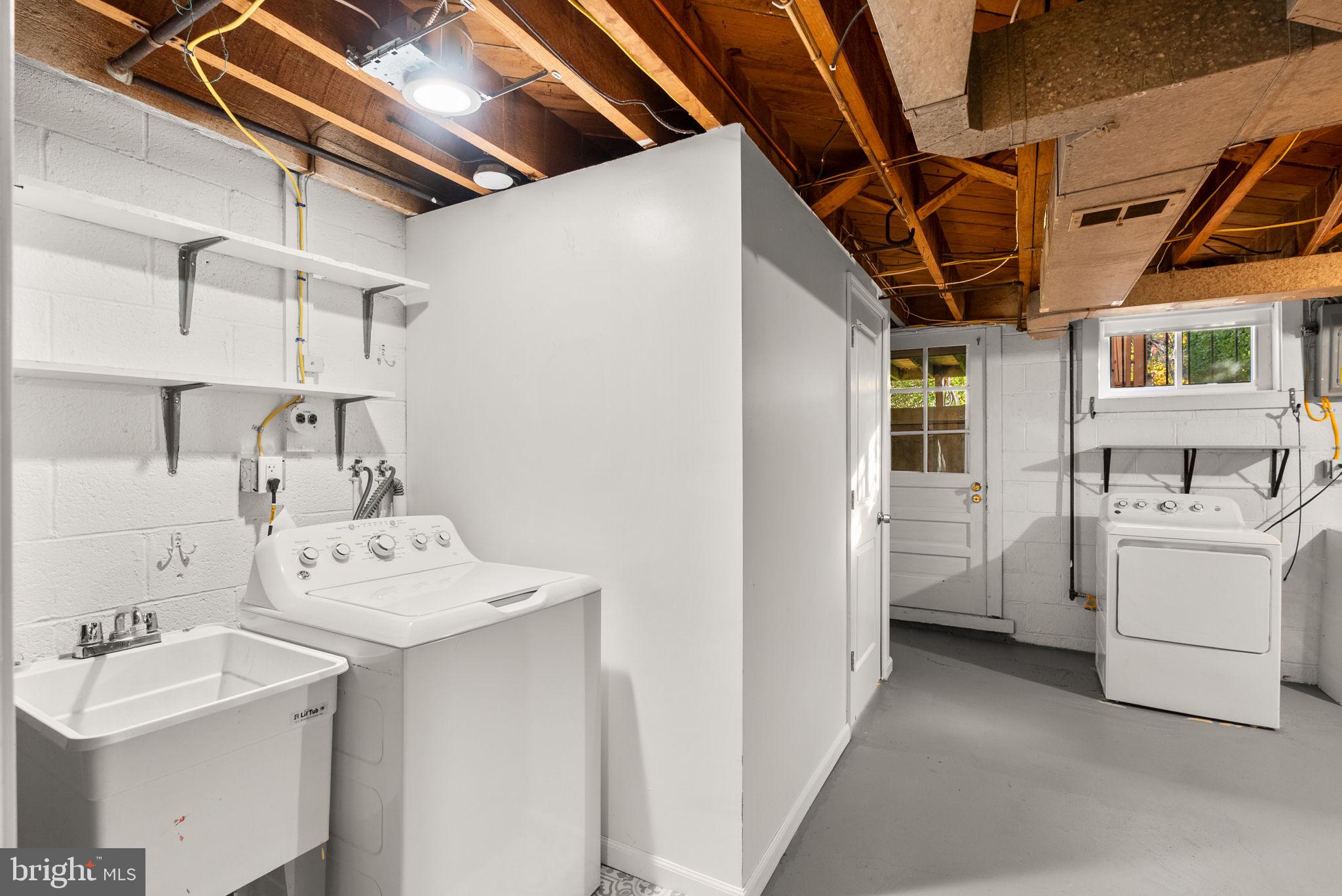 324 Stanmore Road Baltimore, MD 21212 - Photo 26 of 40 a utility room with dryer and washer