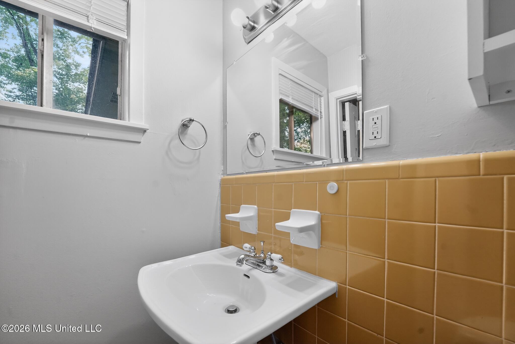 405 Crestview Drive Clinton, MS 39056 - Photo 12 of 20 19_405_Crestview_Dr-Bathroom-8131