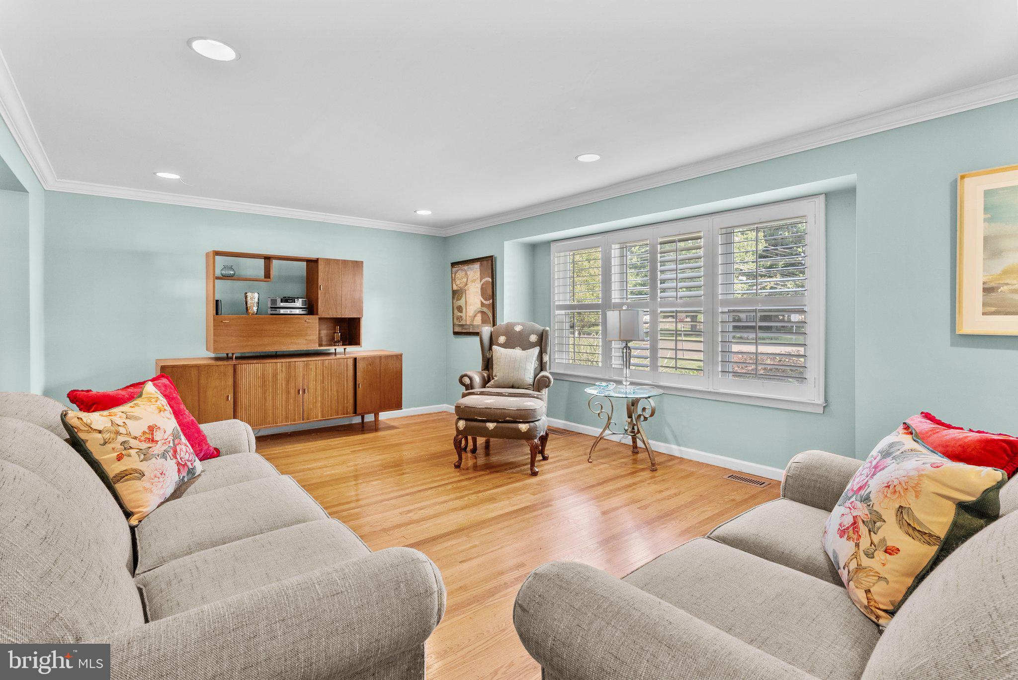 316 Saly Road Yardley, PA 19067 - Photo 5 of 33 Living Room