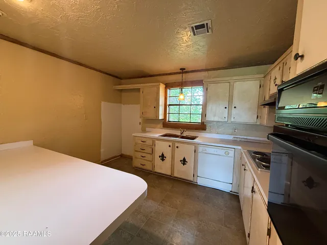 $1,400 | 417 East Broussard Road, Lafayette, LA 70503