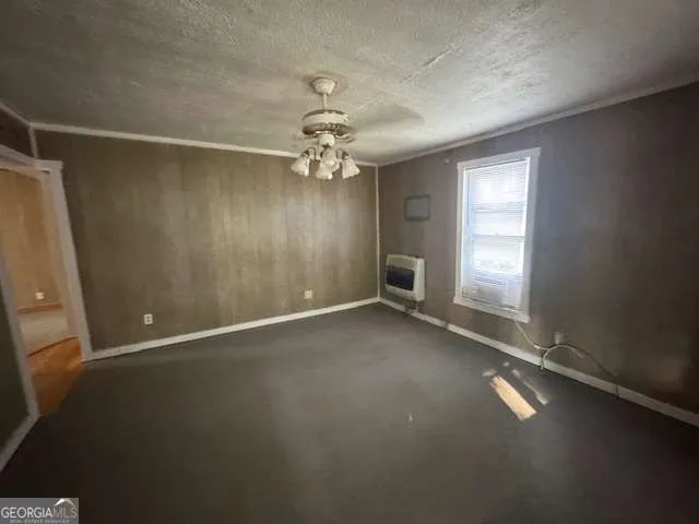 en empty room with windows and ceiling fan