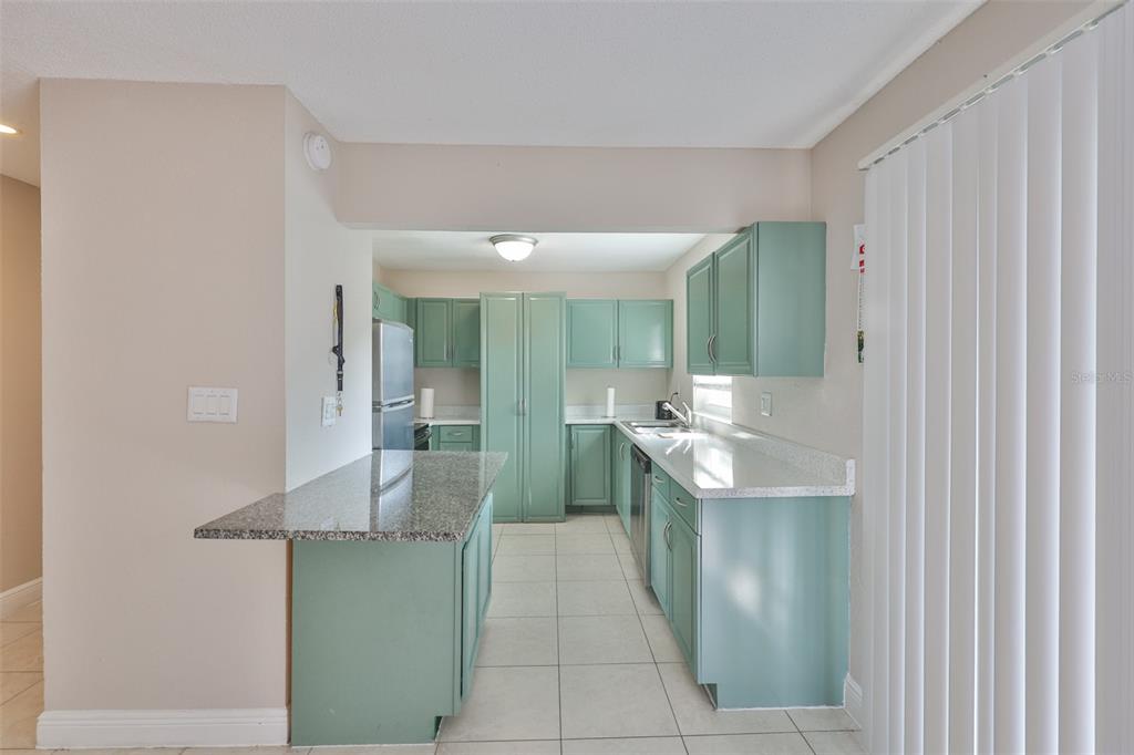 13125 Wilcox Road, Unit 16202 Largo, FL 33774 - Photo 7 of 37 a bathroom with a sink a mirror and a bathtub
