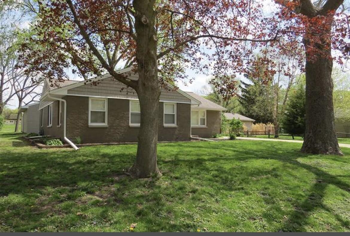a view of a house with yard