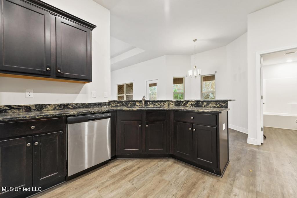 6205 Roxanne Way Biloxi, MS 39532 - Photo 8 of 29 008