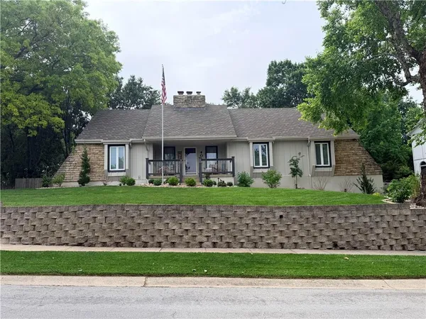 $475,000 | 401 Northeast Landings Drive, Lee's Summit, MO 64064
