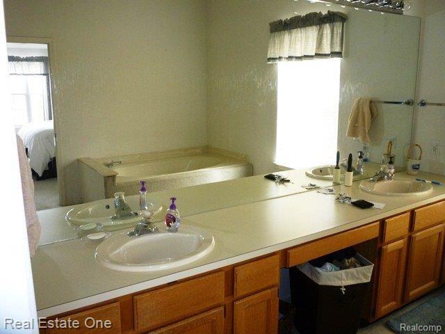 24690 Jamestowne Road Novi, MI 48375 - Photo 7 of 10 Master Bath + WIC
