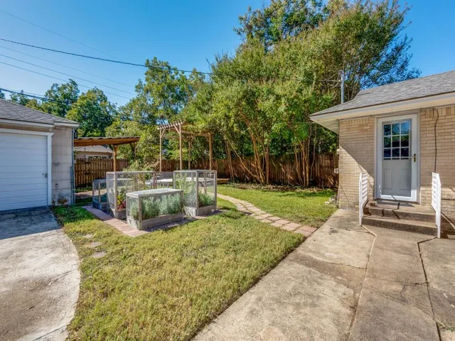 a view of a house with backyard and sitting area