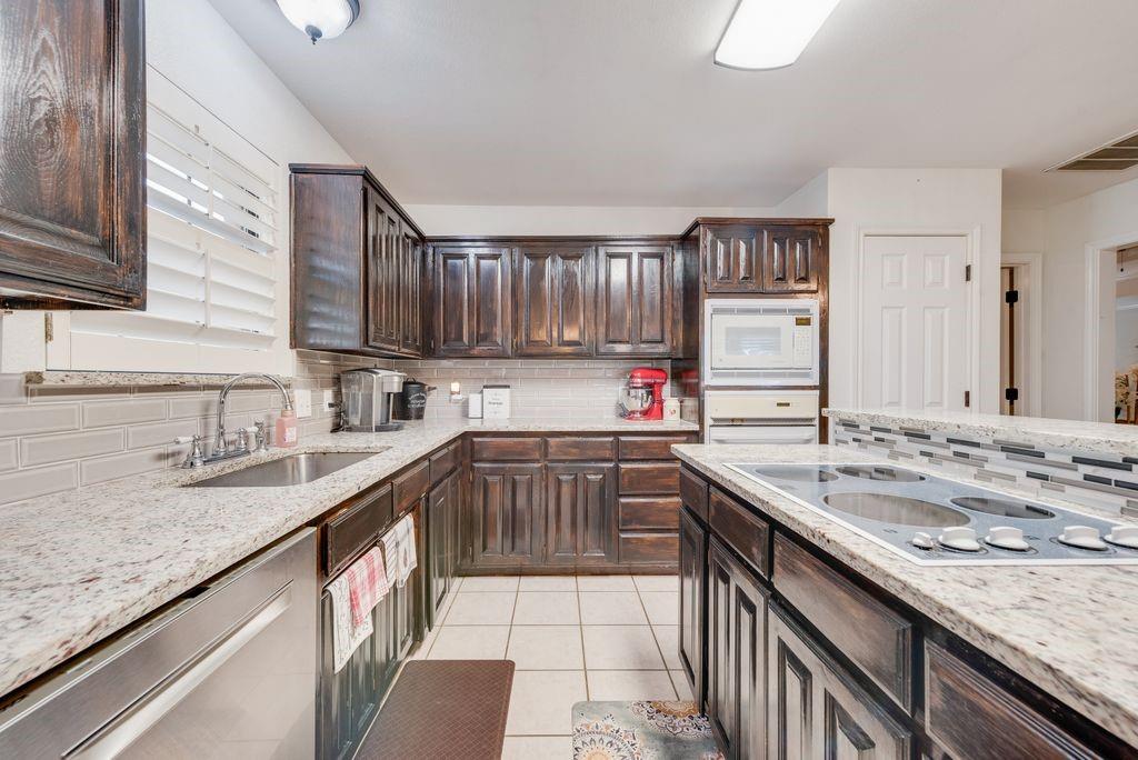 579 South Hitt Street Boyd, TX 76023 - Photo 17 of 34 Amazing Kitchen with Breakfast Bar! Granite Countertops and more!