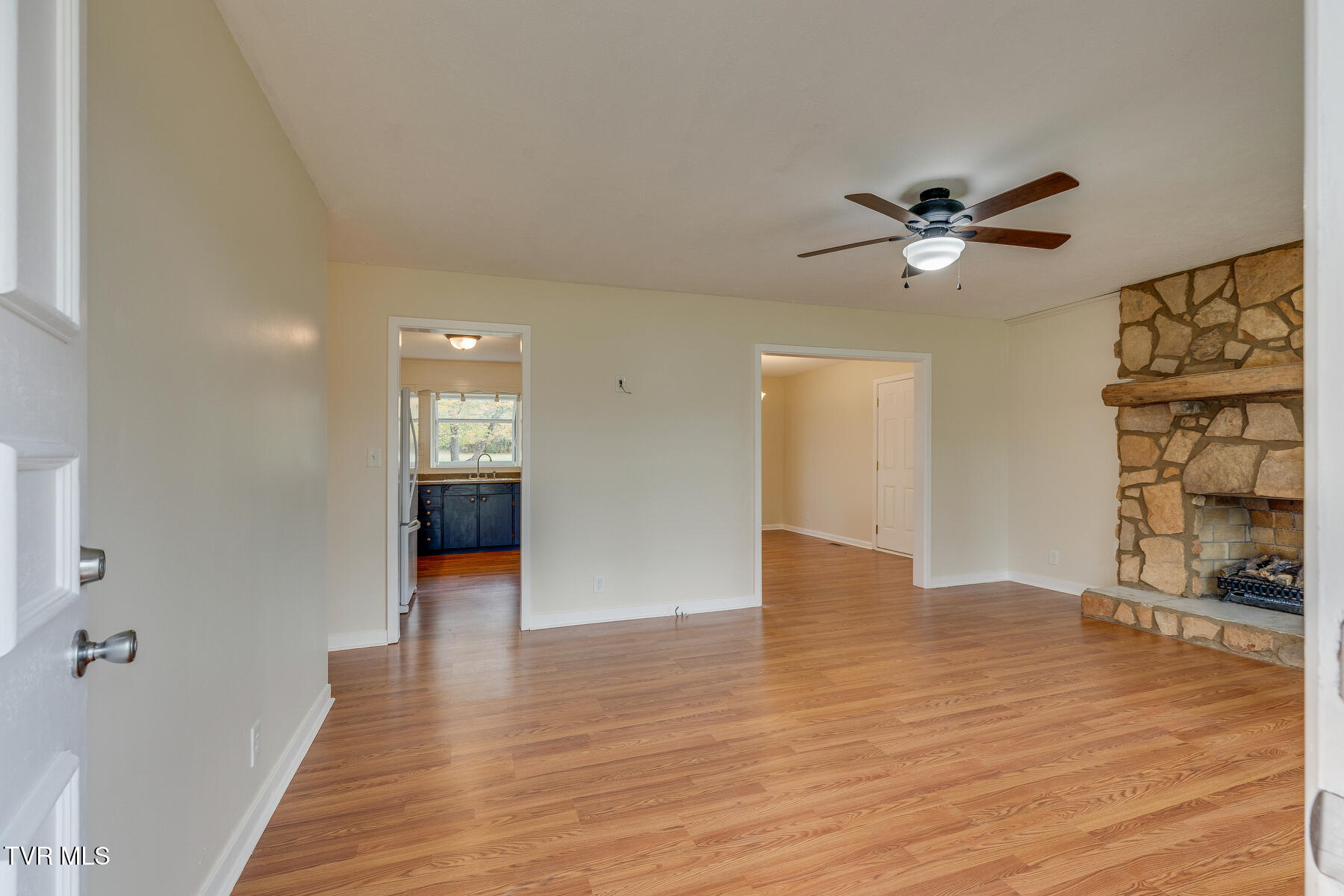 1047 Gravely Road Kingsport, TN 37660 - Photo 5 of 25 005