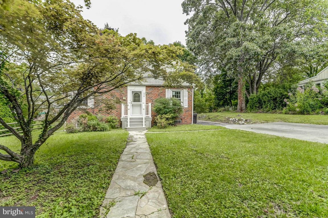 628 Round Oak Road Baltimore, MD 21204 - Photo 3 of 24 Large front yard
