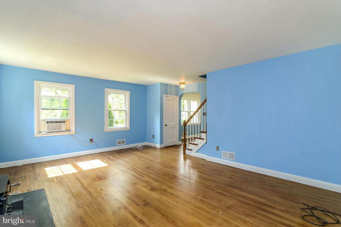628 Round Oak Road Baltimore, MD 21204 - Photo 4 of 24 Spacious living room