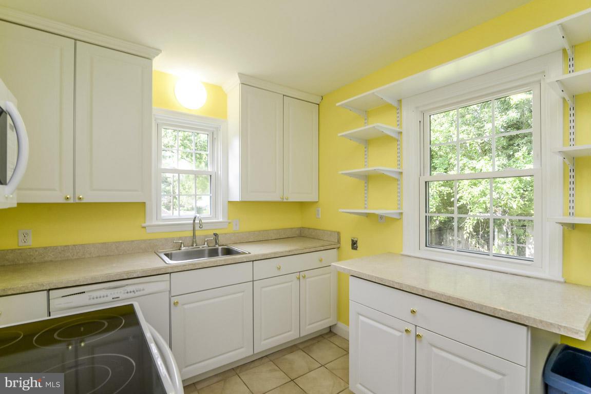 628 Round Oak Road Baltimore, MD 21204 - Photo 8 of 24 Lots of cabinet space