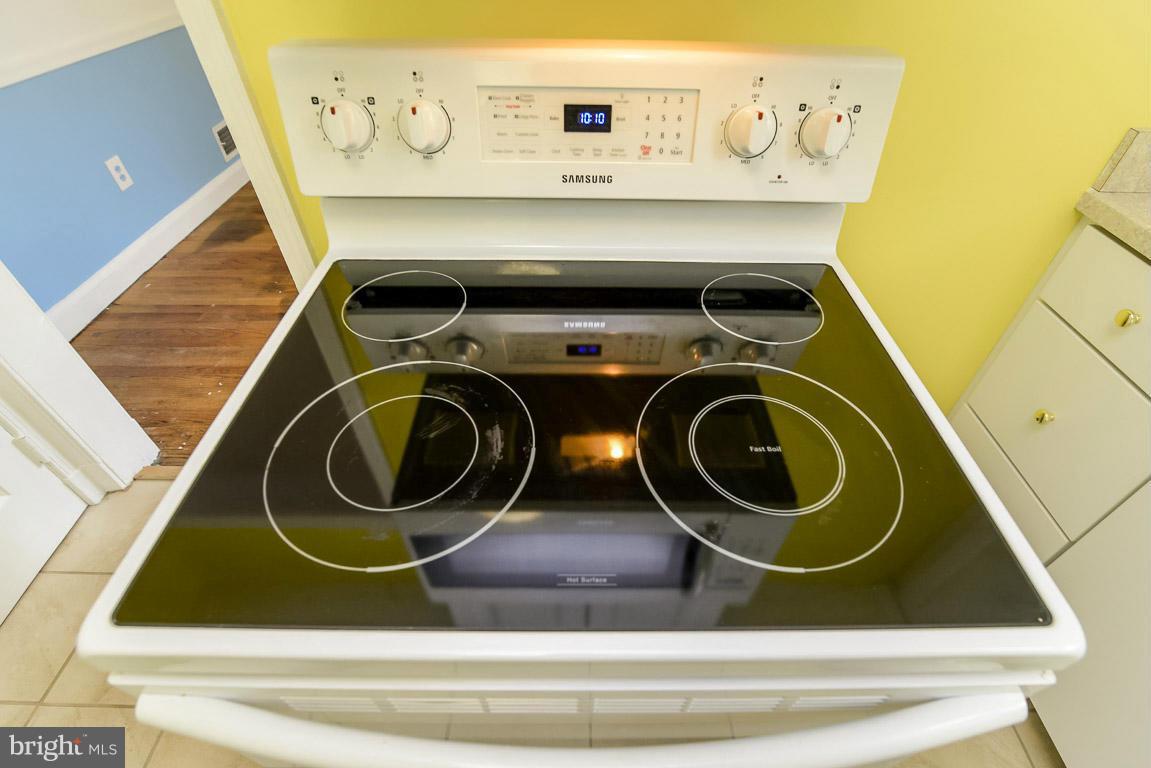 628 Round Oak Road Baltimore, MD 21204 - Photo 9 of 24 Electric stove