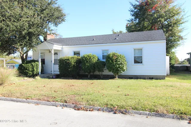 $379,900 | 301 South Chestnut Street, Swansboro, NC 28584