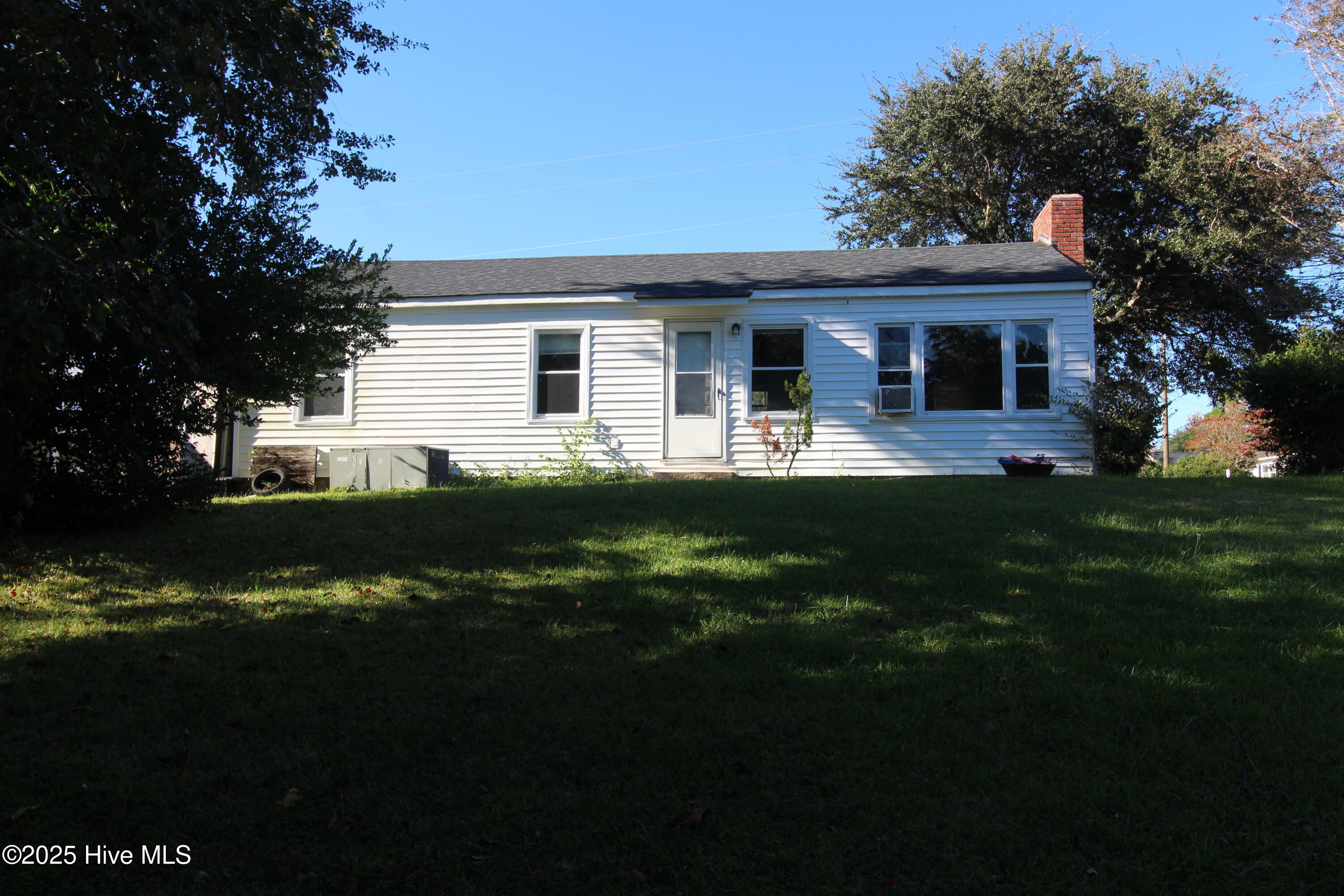 301 South Chestnut Street Swansboro, NC 28584 - Photo 4 of 17 IMG_7486