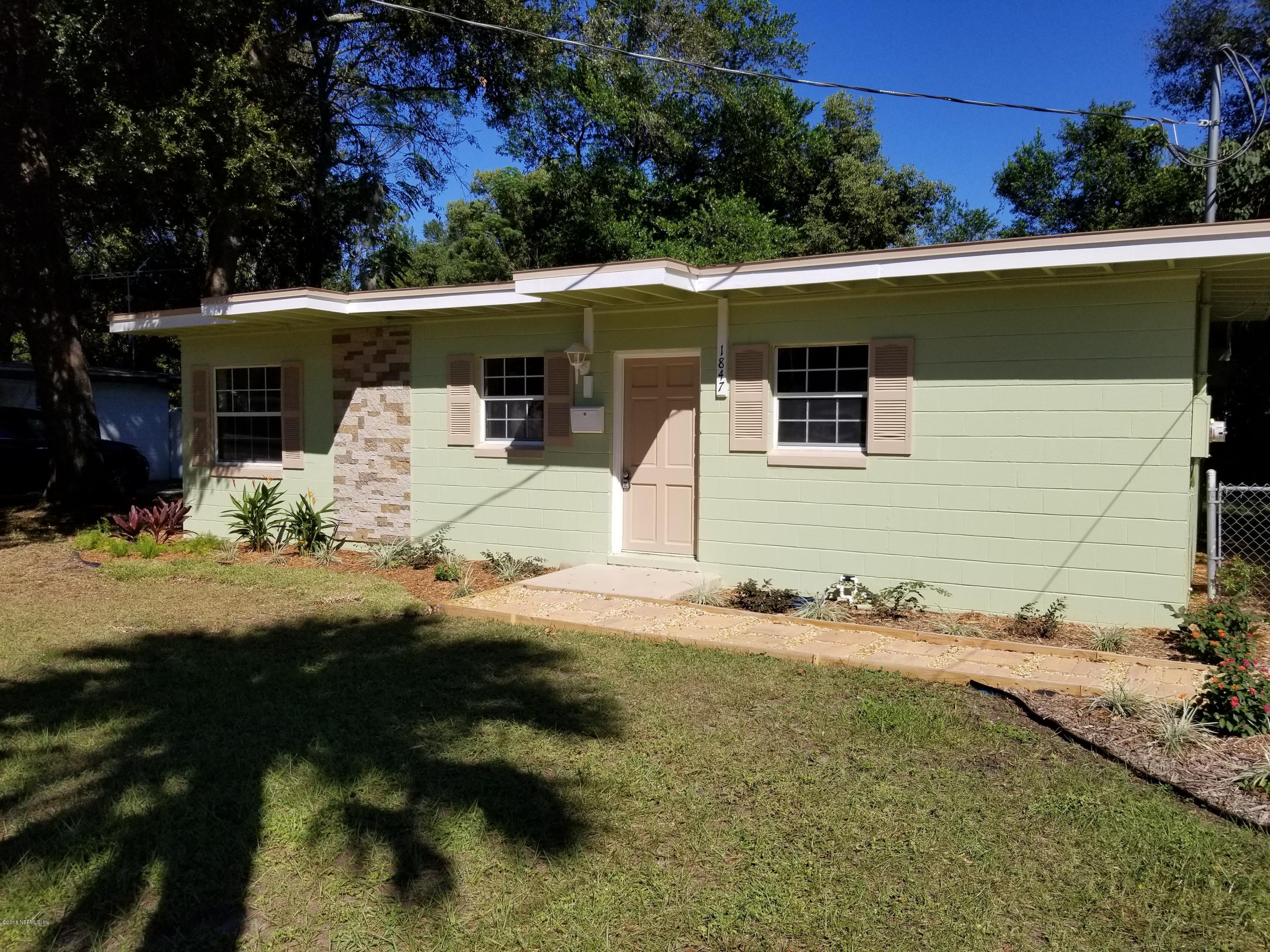 1847 Griflet Road Jacksonville, FL 32211 - Photo 4 of 32 front view of a house with yard