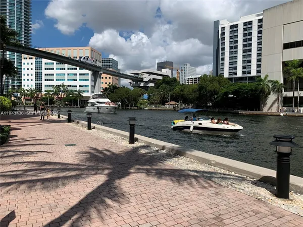 $6,500 | 41 Southeast 5th Street, Unit 2010, Miami, FL 33131