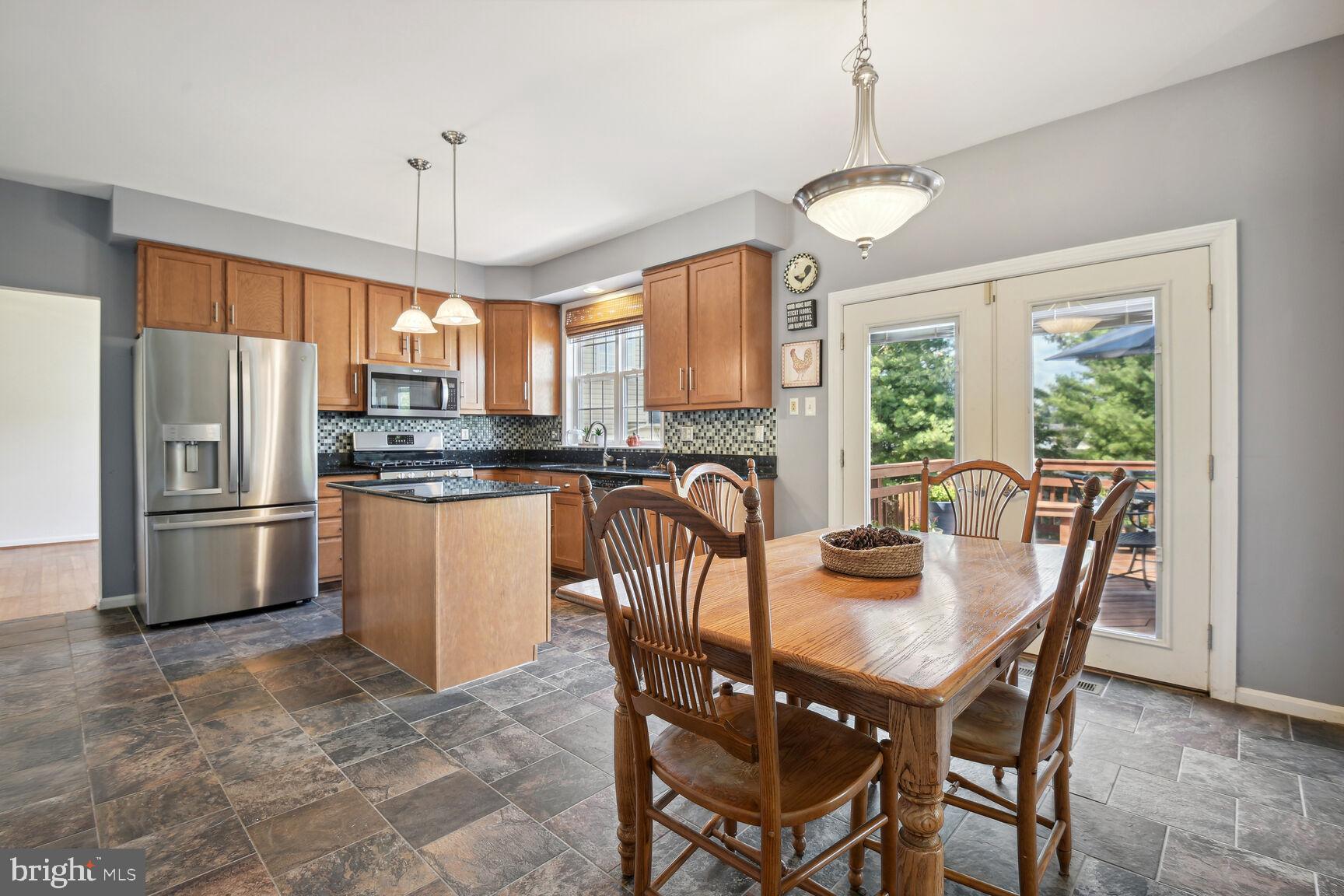 18461 Crownsgate Circle Germantown, MD 20874 - Photo 7 of 43 Table Space