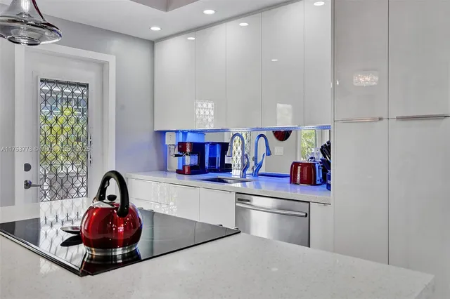 $300,000 | 2600 Diana Drive, Unit 320, Hallandale Beach, FL 33009