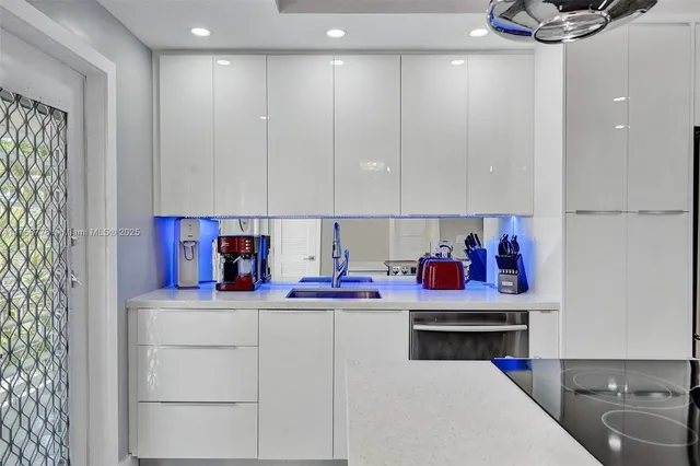 $300,000 | 2600 Diana Drive, Unit 320, Hallandale Beach, FL 33009