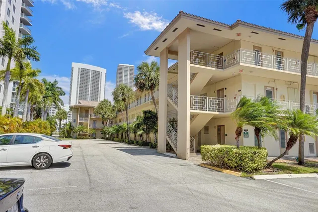 $300,000 | 2600 Diana Drive, Unit 320, Hallandale Beach, FL 33009