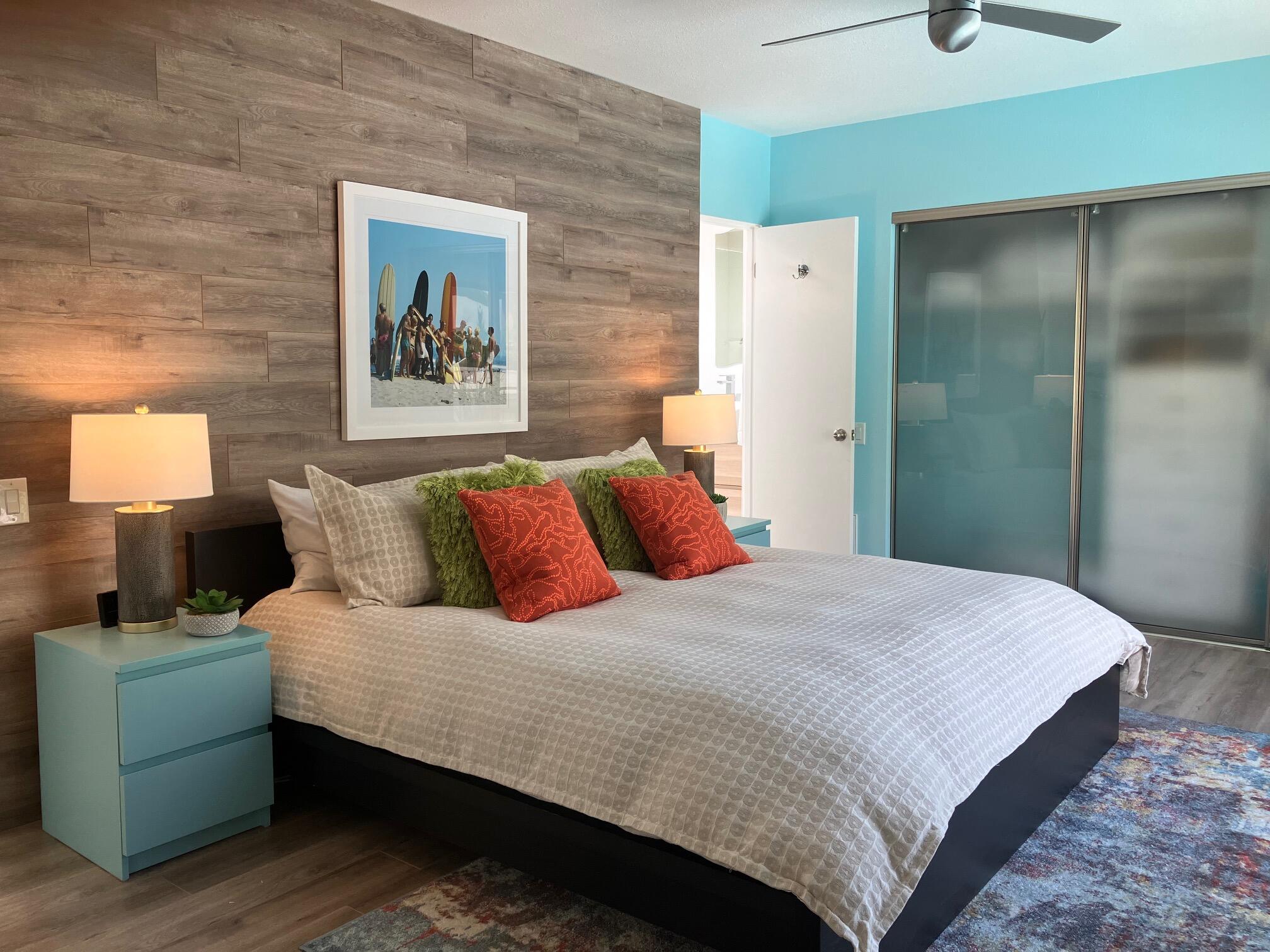 500 West Arenas Road, Unit 2 Palm Springs, CA 92262 - Photo 8 of 36 a bedroom with a bed and a couch