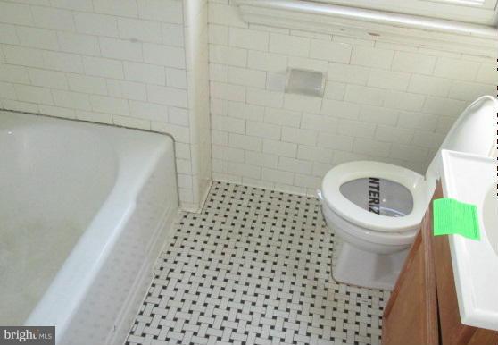 3010 Dunmurry Road Baltimore, MD 21222 - Photo 10 of 14 Bath