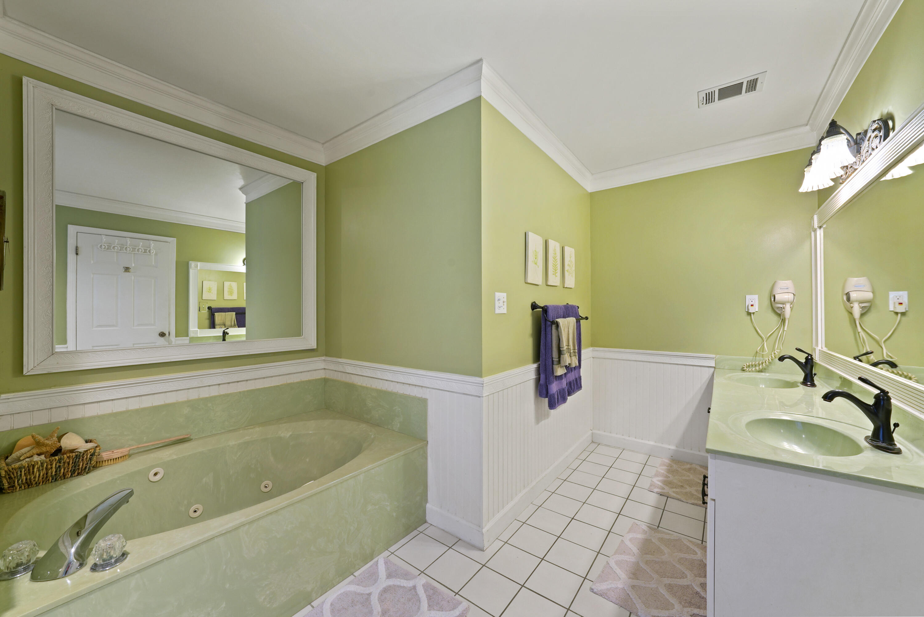 94 George Ellis Point Road Freeport, FL 32439 - Photo 42 of 63 a bathroom with a tub a sink and mirror