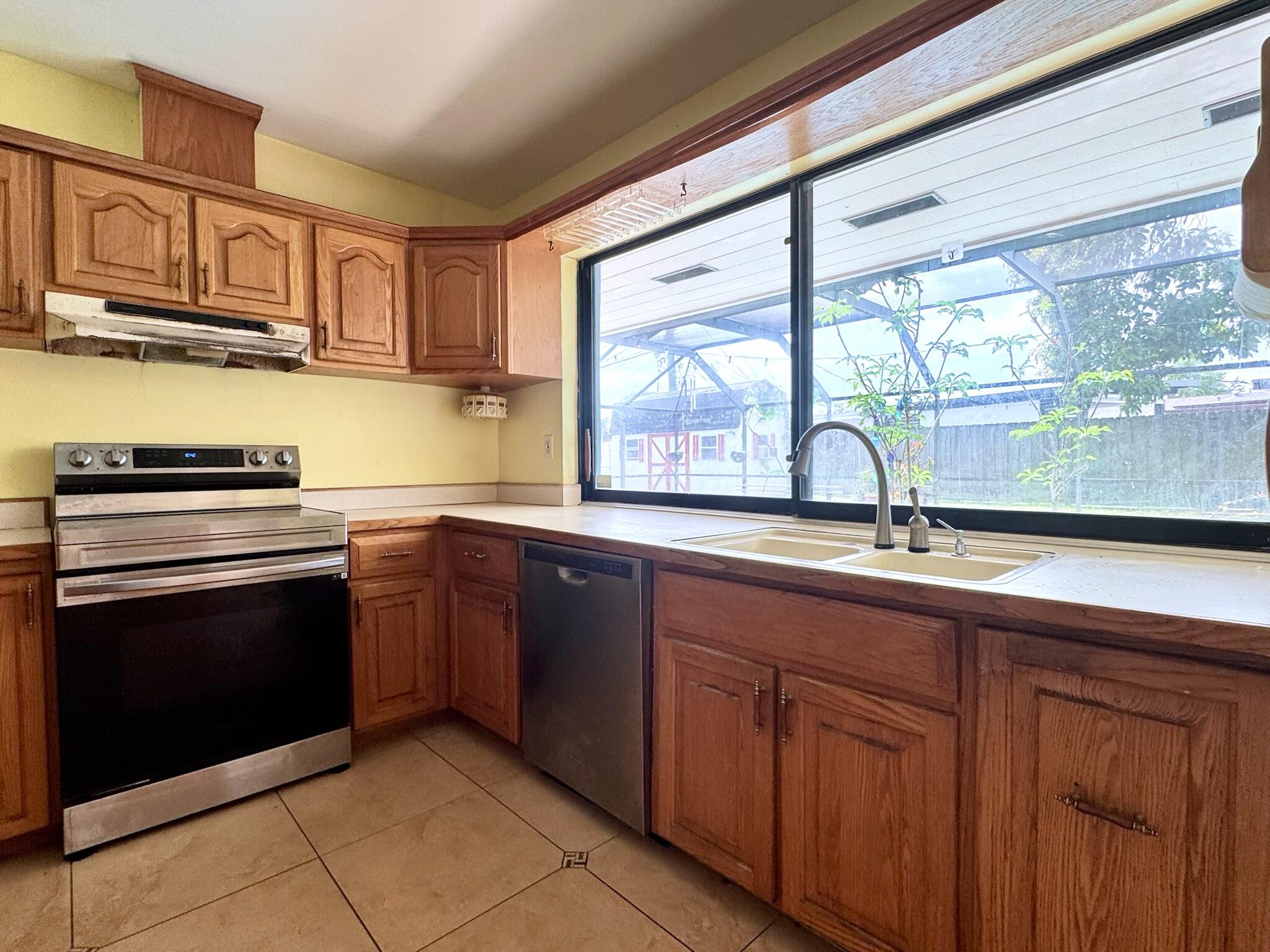 10060 Southwest 214th Street Cutler Bay, FL 33189 - Photo 8 of 26 IMG_1615