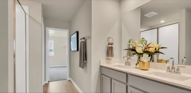 a en suite bathroom with a double vanity sink and mirror
