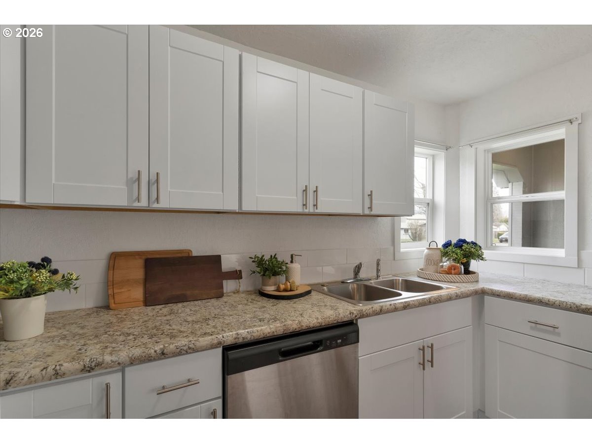 809 Southwest Ash Street Dallas, OR 97338 - Photo 15 of 40