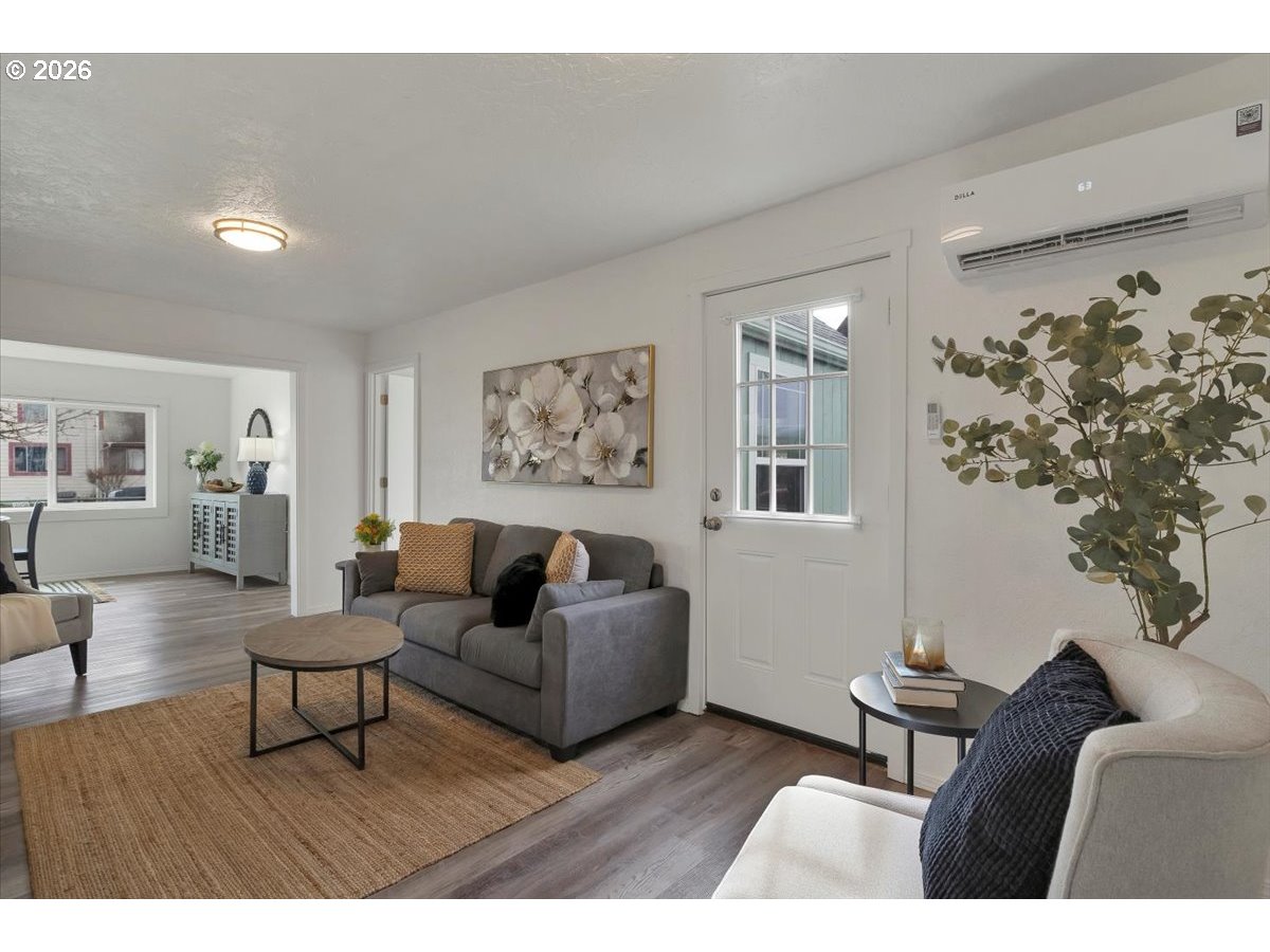 809 Southwest Ash Street Dallas, OR 97338 - Photo 9 of 40