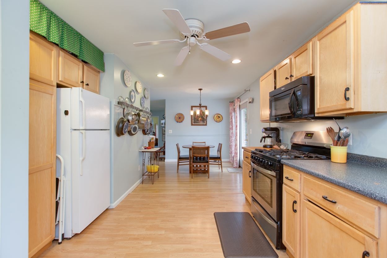 121 Rockingham Road Londonderry, NH 03053 - Photo 11 of 38